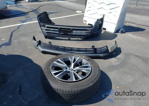 2018 Toyota Highlander Le Plus z USA, uszkodzony, nr VIN 5TDZZRFH8JS253337